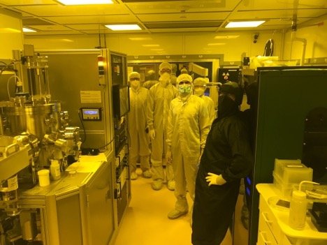 Alex Wertheim instructing students in the KNI cleanroom