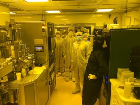 Alex Wertheim instructing students in the KNI cleanroom
