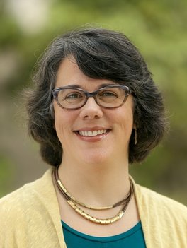 Emily de Araujo headshot