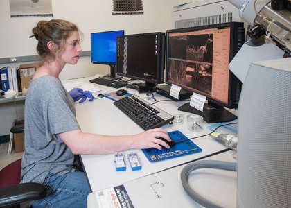 Rebecca Gallivan operating a scanning electron microscope.