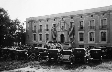 Commencement on the steps of Gates Laboratory of Chemistry, 1917