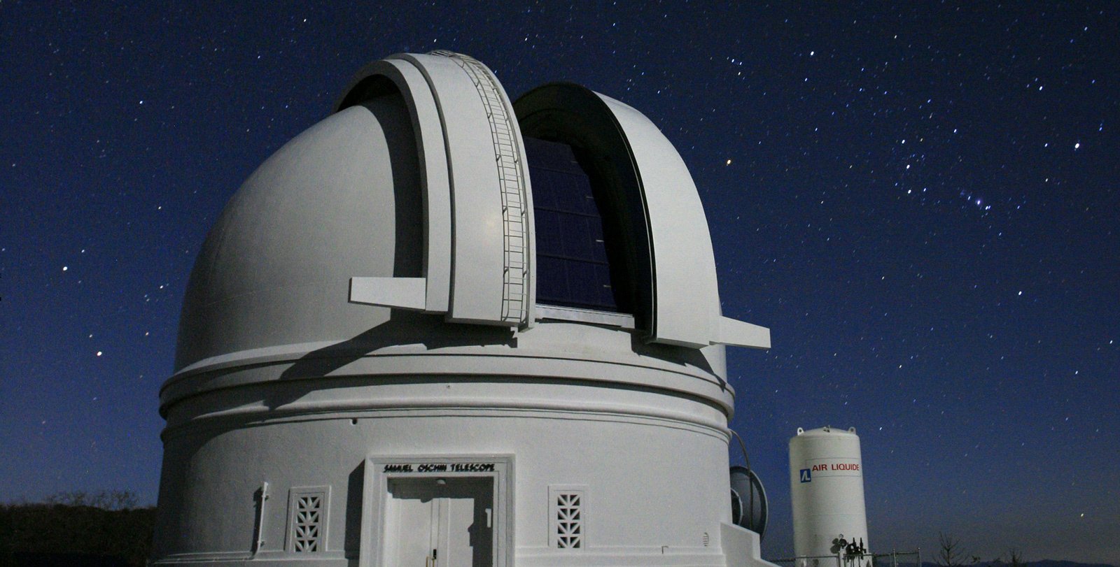 Picture of the Samuel Oschin dome at night.