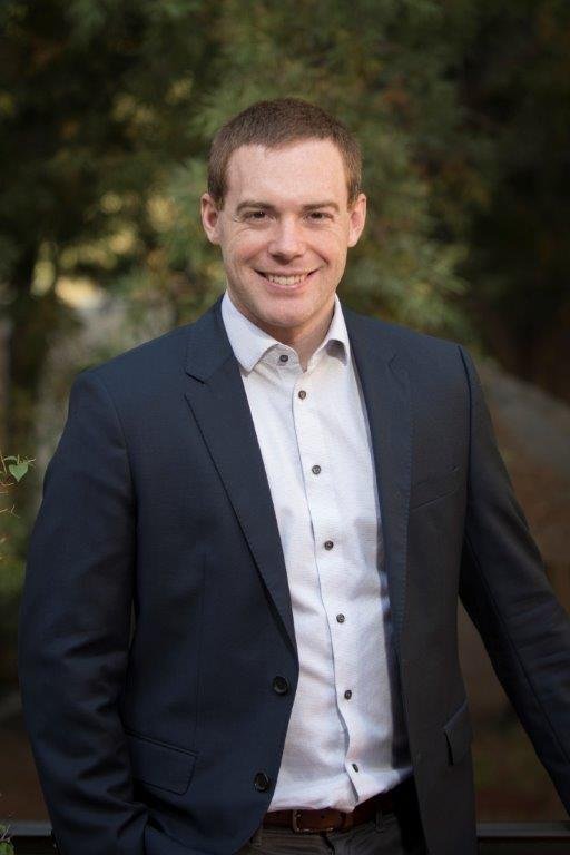 Headshot of Professor Scott Cushing