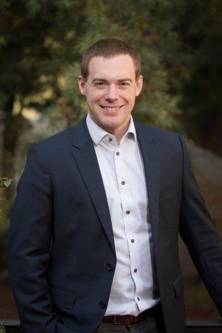 Headshot of Professor Scott Cushing